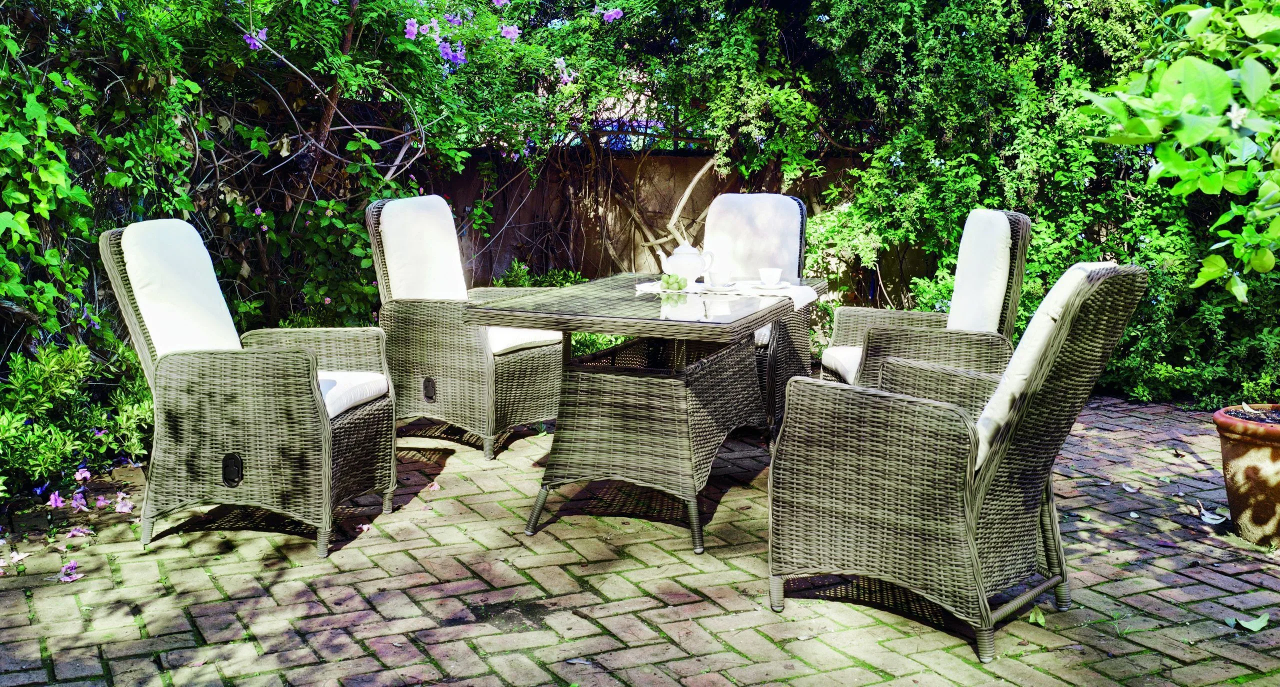 conjunto de muebles de ratán para jardín