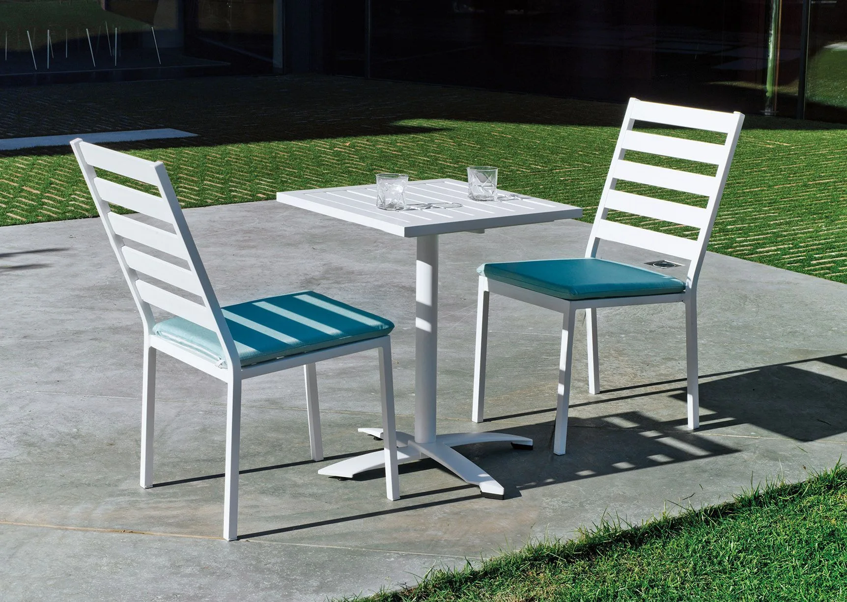 Mesa de aluminio cuadrada con pata central Boston