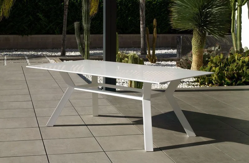 Mesa de comedor rectangular en aluminio y tablero de Krion modelo Andes