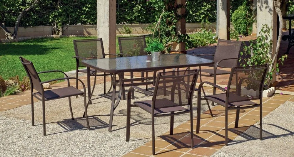 mesa de comedor desmontable para jardín fabricada de acero lacado en color bronce Macao