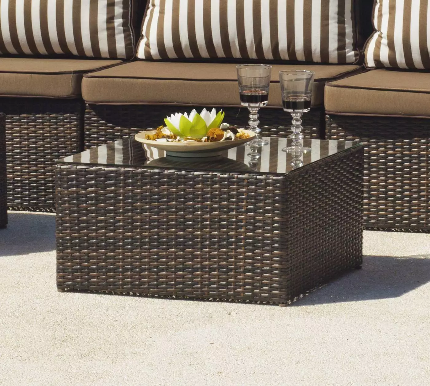 Mesa auxiliar de ratan marrón Caruno