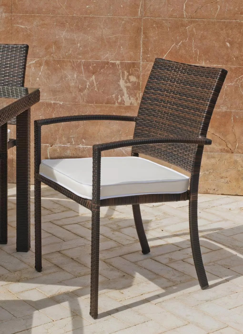 Silla ratán marrón con brazos Bahía
