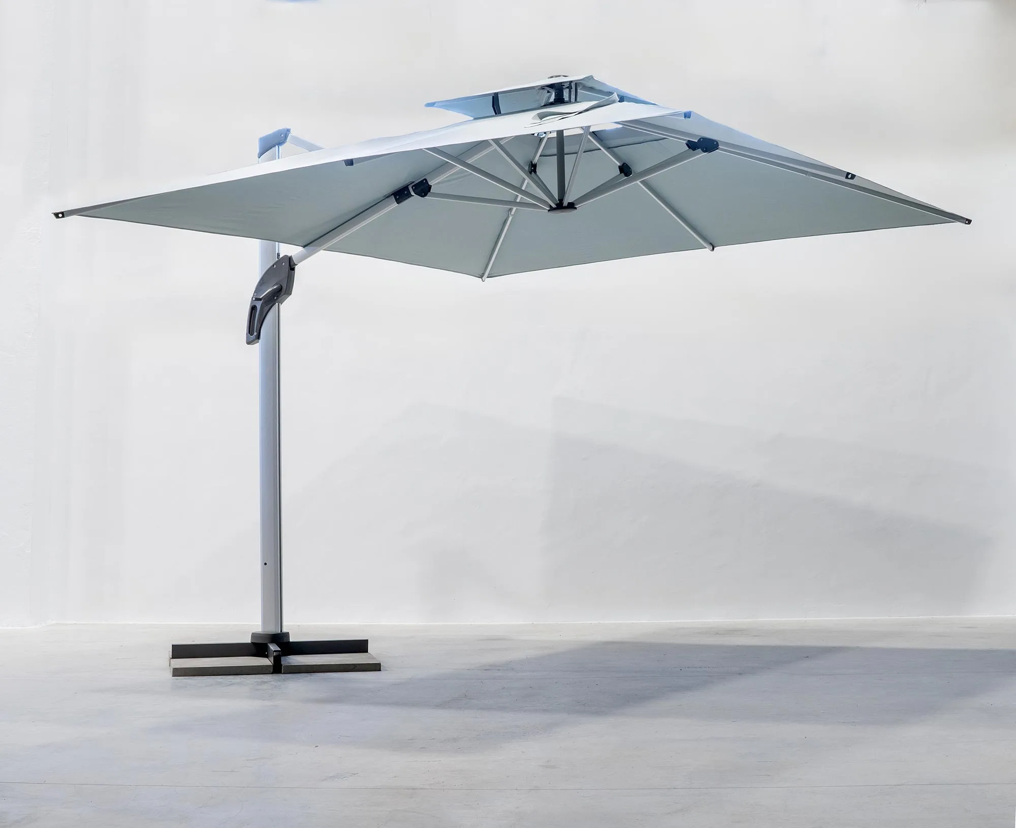 Parasol excéntrico 300x300 para chalets o casas de campo Cunil Lux 300