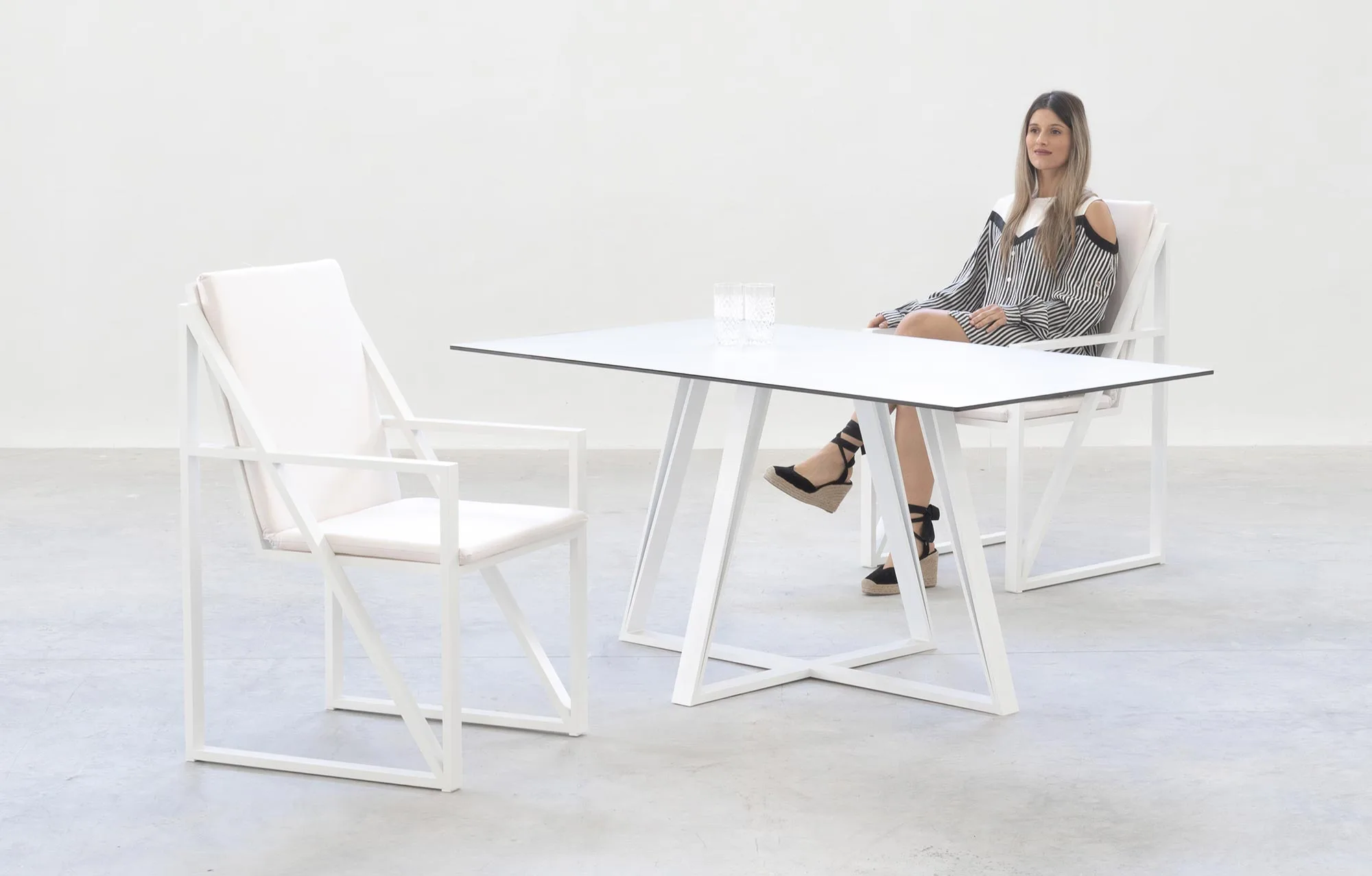 Mesa de comedor minimalista de aluminio Bonaire