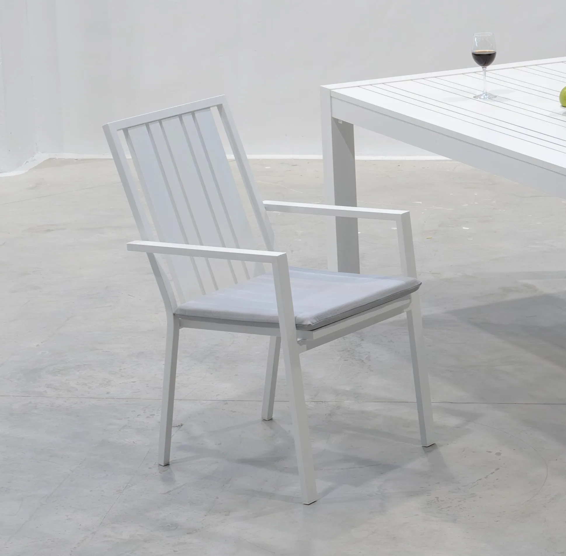 Sillón moderno escandinavo de aluminio Paola