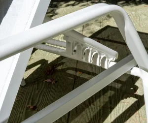 Detalle del reclinable tumbona apilable para piscina Marina