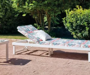 Mesa auxiliar cuadrada de aluminio con orificios posavasos Caterina y tumbona Nilo