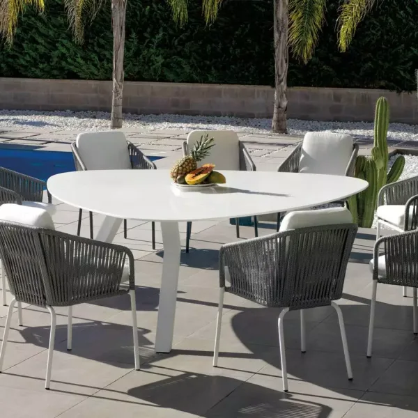 Mesa de comedor triangular en aluminio y tablero de Krion modelo Everest 222