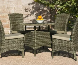 Sillas y mesa de comedor de ratán color marrón Borsalino