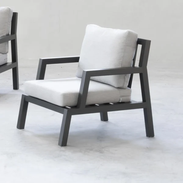 Sillón para exteriores de diseño vanguardista y materiales premium Leisa