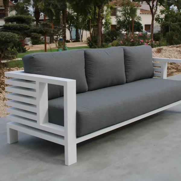 Sofá exterior de aluminio de 3 plazas y fabricado en aluminio de color blanco. Los cojines de jardín son de color gris.