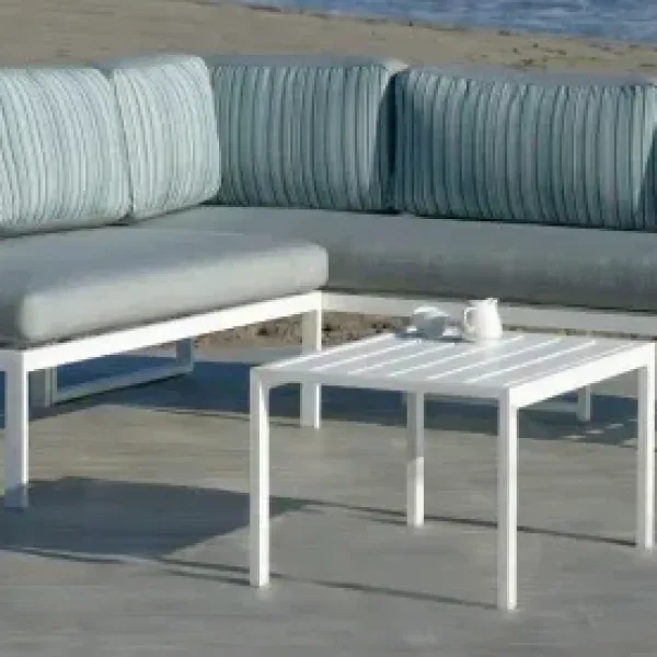 Sofá rinconera para jardín fabricado en aluminio. La estructura es de color blanco y los cojines de exterior en el asiento son de color gris y el respaldo de rayas grises y azules.
