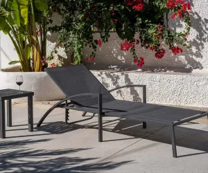 Tumbona apilable de aluminio y textilene para jardín Capri