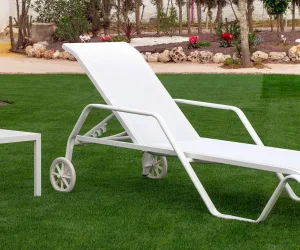 Tumbona-con-ruedas-y-tejido-resistente-para-exteriores-Marina.webp