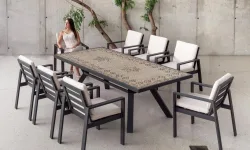 Mesa de mosaico exterior. Fabricada en aluminio o hierro. Se encuentra sobre una terraza interior.